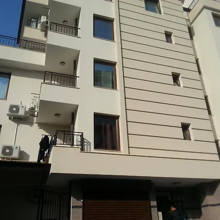 Flora Beach 3 *